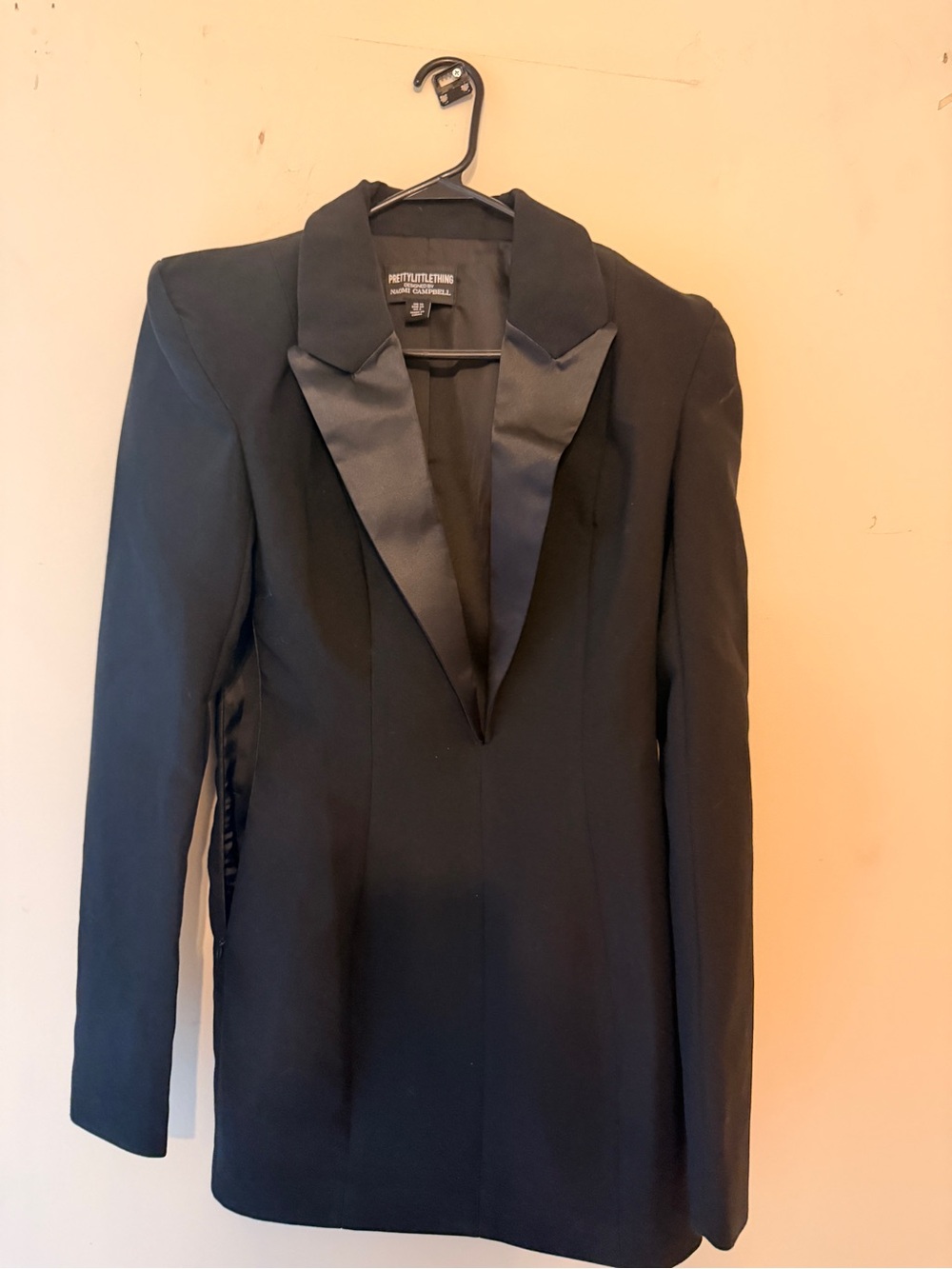 PrettyLittleThing Black Satin-Lapel Blazer